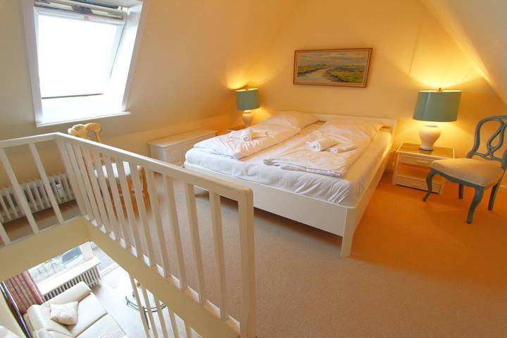 Ganze Wohnung, Gemütliches Ober- und Dachgeschoss-Appartement mit Blick ins Grüne in Nordfriesische Inseln (Schleswig-Holstein) (Schleswig-Holstein), Wenningstedt