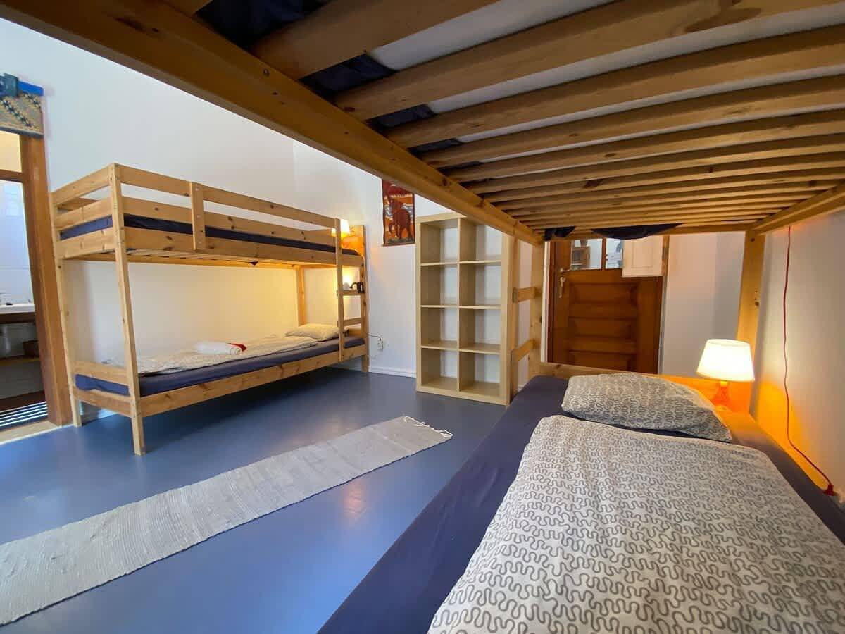 Quarto Azul with 2 bunk beds and a bathroom with shower in Lourinhã, Distrito de Lisboa