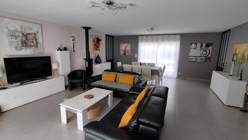 Location de vacances pour 6 personnes, avec Terrasse ainsi que Jardin et Piscine à Artigues-près-Bordeaux - 2