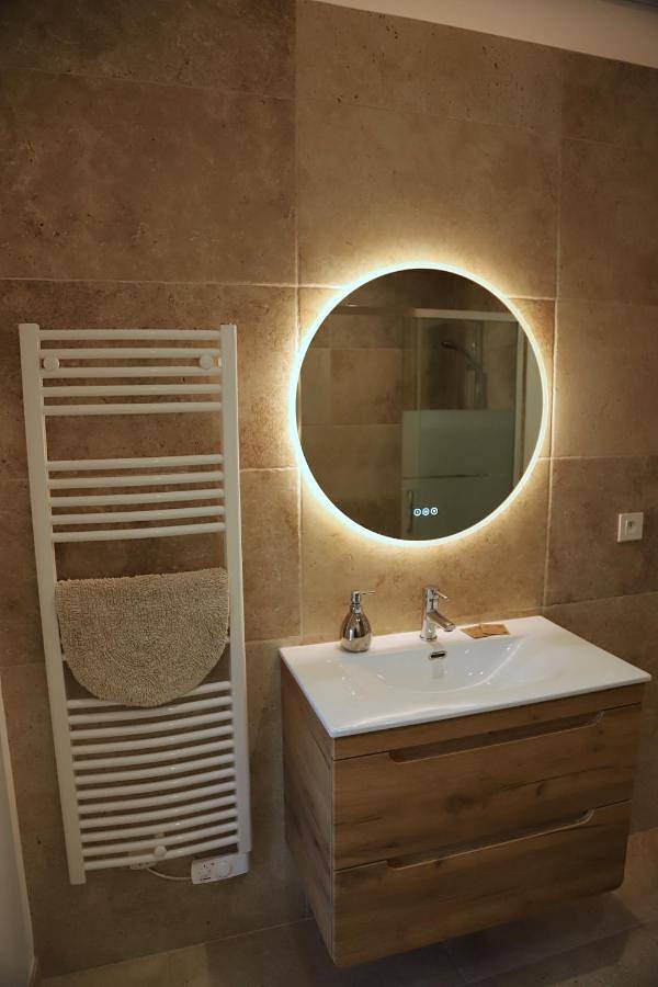 Appartement entier, One-Bedroom Apartment in Pertuis, Parc naturel régional du Luberon