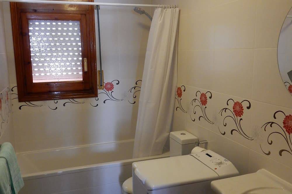 Air Con Villa, piscina, barbacoa, Wifi gratuito, Bonmont Golf 4 millas, playa 1 milla in Montroig, Costa Dorada