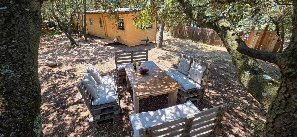 Parc de vacances pour 4 personnes, avec terrasse et piscine ainsi que jacuzzi et jardin, animaux acceptés à Aurons