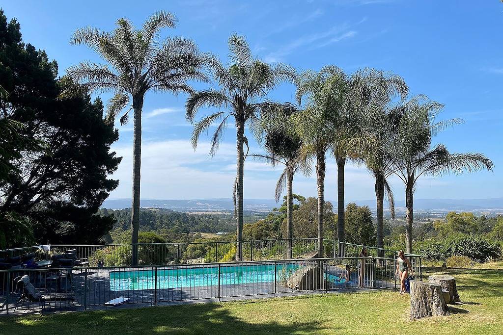 Yarra Valley Views ist ein renoviertes Haus aus den 1970er Jahren in Lilydale in Victoria