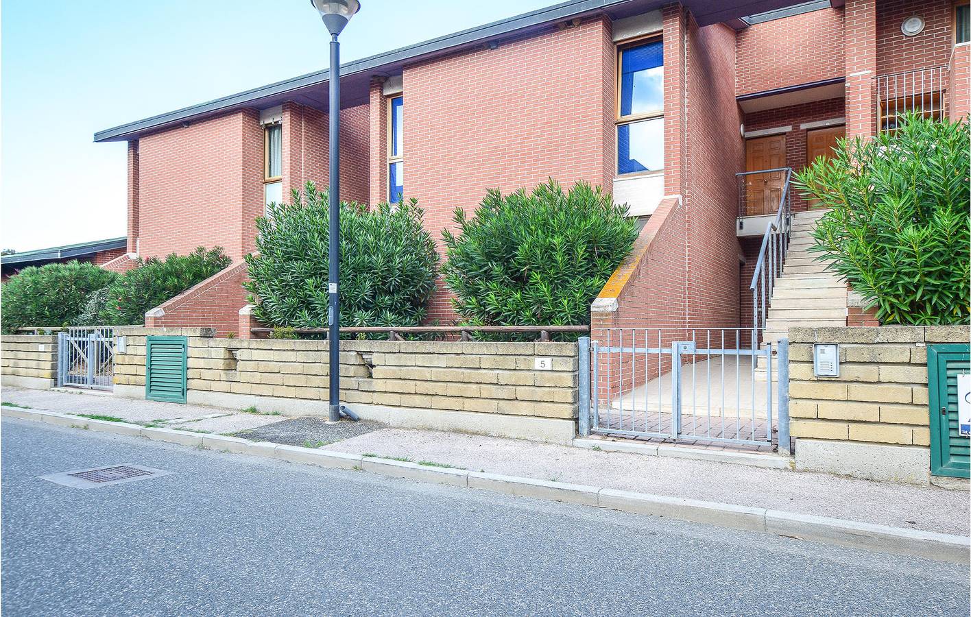 Entire vacation apartment, Beachside Apartment with Parking, A/C, Pool & Internet in Piombino, Etruscan Coast