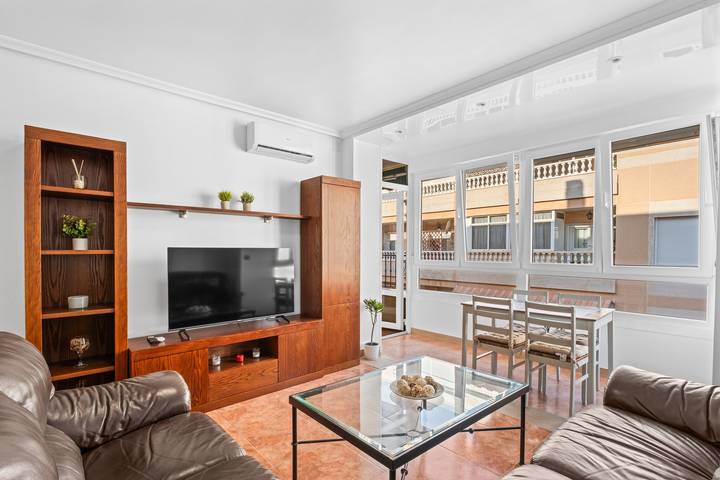 Apartment 'Zoa' with Balcony and Air Conditioning in Torrevieja Centre, Torrevieja