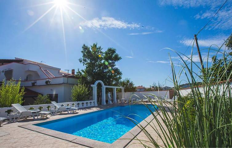 Appartamento per 6 persone, con piscina e sauna nonché terrazza a Rab