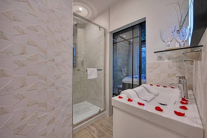 Chambre d’hôte pour 2 personnes, avec jacuzzi ainsi que jardin et piscine dans le Gard - 4