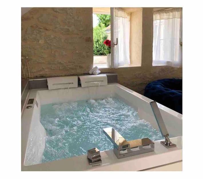 Gîte pour 2 personnes, avec terrasse ainsi que jacuzzi et jardin à Talant