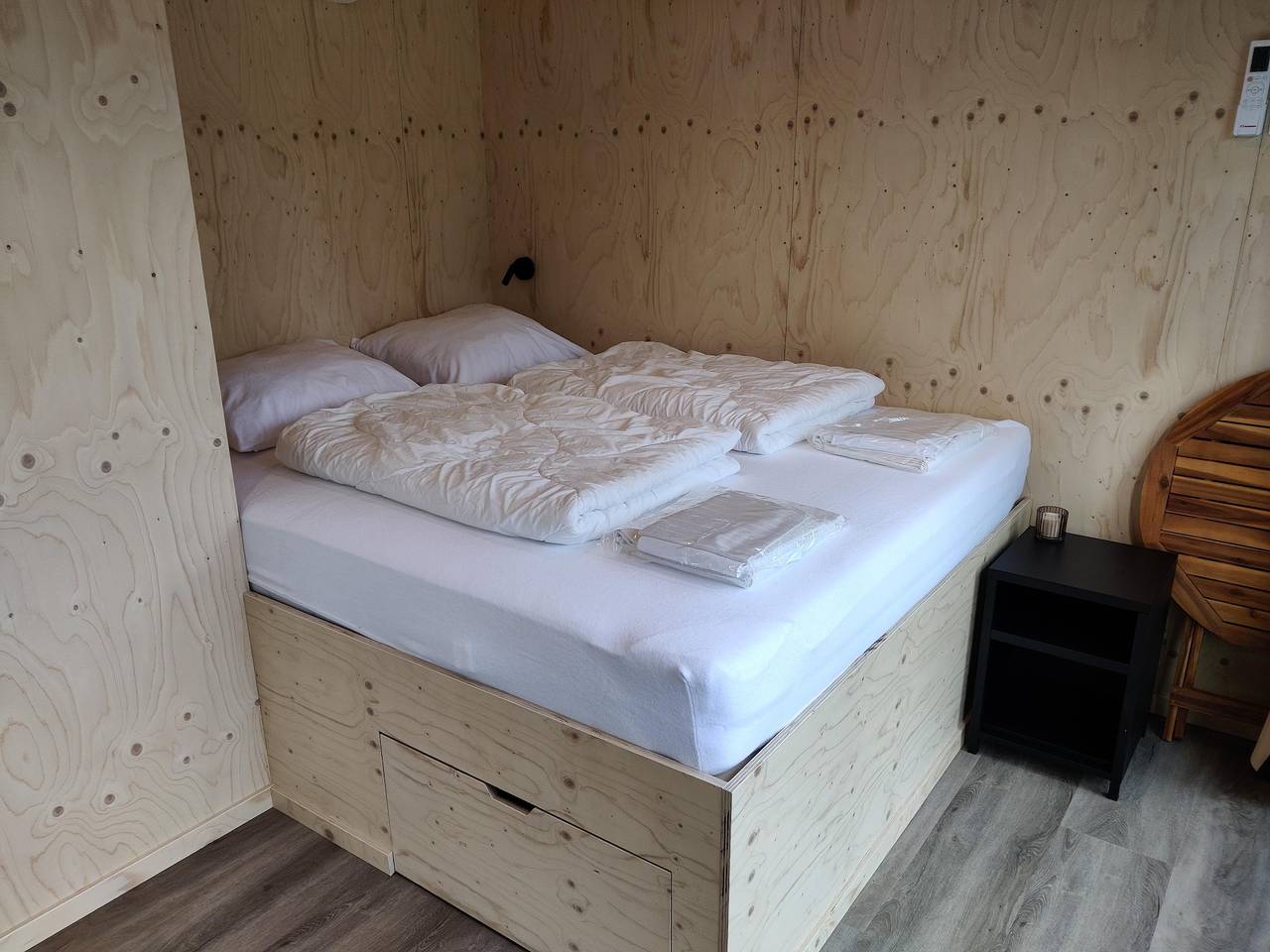 Hut in de natuur bij wandelpaden in Nationaal Park Weerribben-Wieden