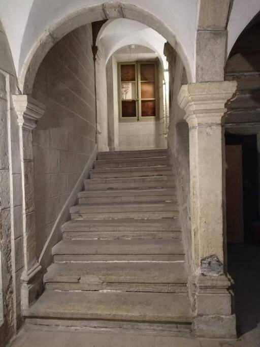 Gîte pour 14 personnes, avec terrasse, animaux acceptés à Marvejols - 4