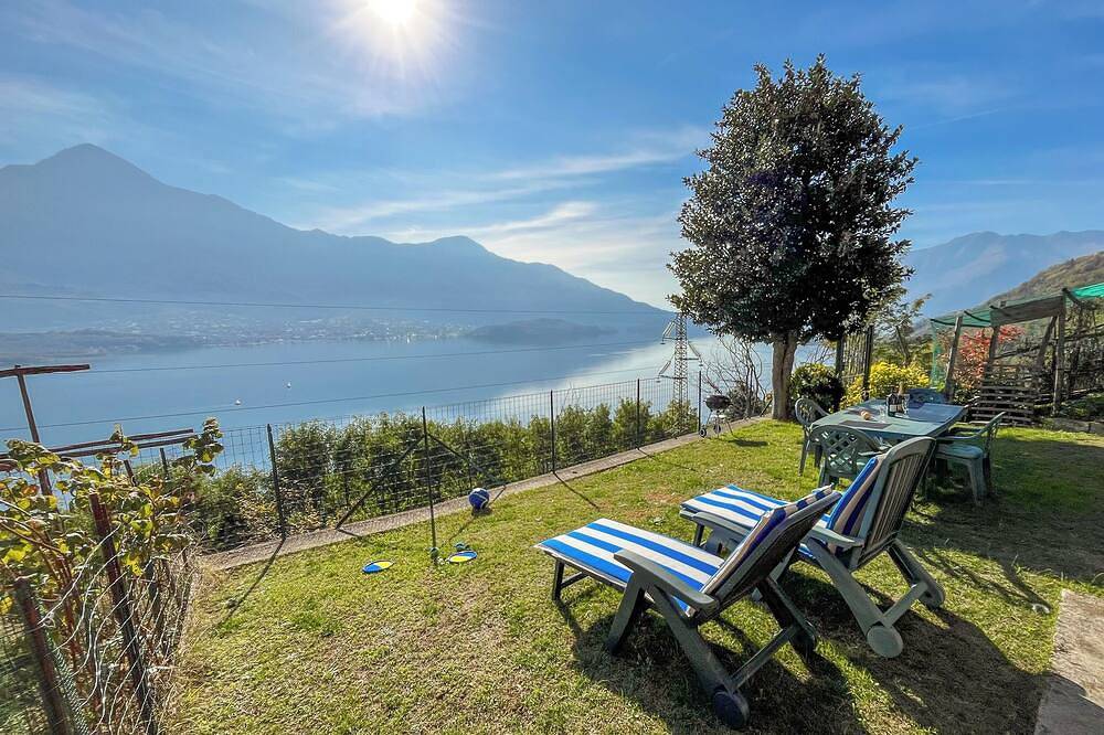 Entire apartment, Maranina holiday flat on Lake Como in Trezzone, Valtellina