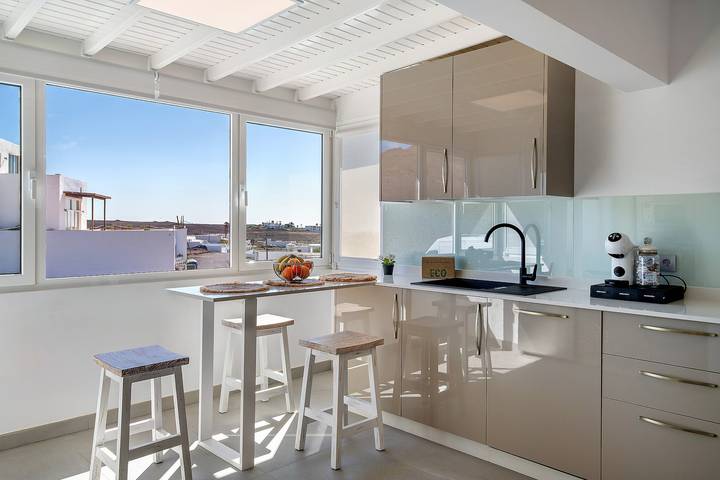 Entire studio, Vacation Studio 'Casa Mara 2' with Sea View, Wi-Fi and Air Conditioning in Quemada Beach, Yaiza