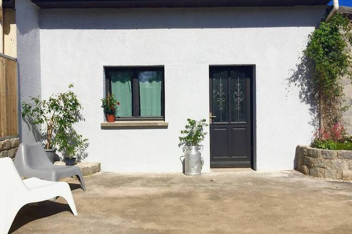 Location de vacances pour 7 personnes, avec jardin ainsi que terrasse et jacuzzi à Saint-Genès-Champanelle
