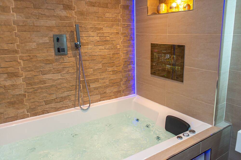 Ganze Wohnung, Apartment-Superior-Eigenes Badezimmer-Jacuzzi - Apartment 2 in Bradford, Westliches Yorkshire