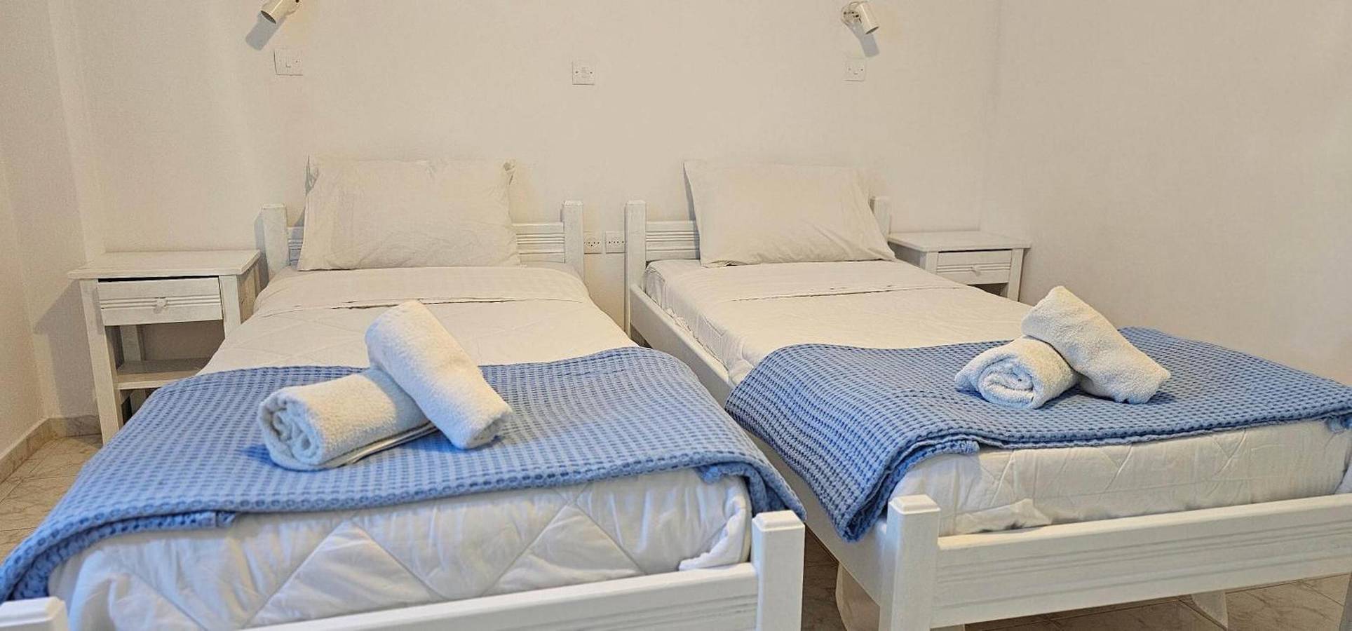 Economy Quadruple Room Apartment with Balcony, Wi-Fi and Air Conditioning in Perivolos Beach, Perissa