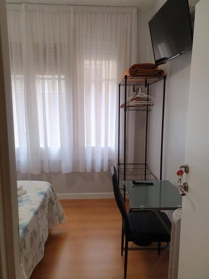 Single Room with Shared Bathroom in Logroño, Provincia de La Rioja