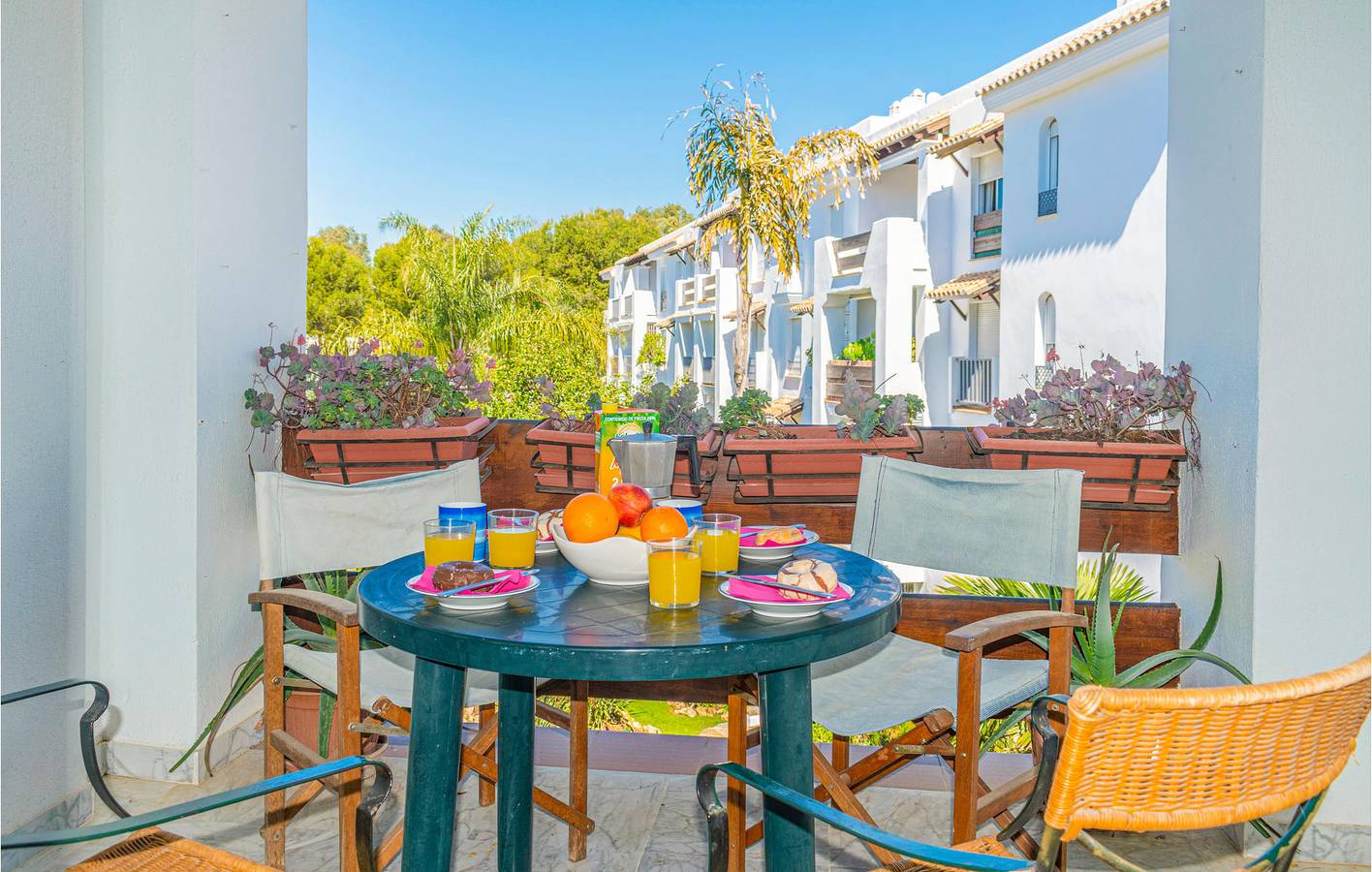 Ganze Ferienwohnung, Appartement mit Poolterrasse und Parkplatz in Marbella West, Marbella