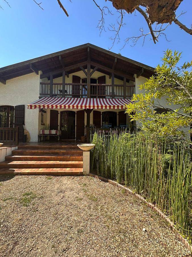 Auberge pour 4 personnes, avec jardin ainsi que piscine et terrasse