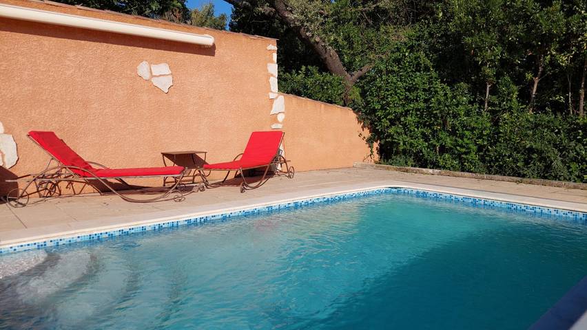 Gîte pour 2 personnes, avec terrasse ainsi que piscine et jardin à Eyguières