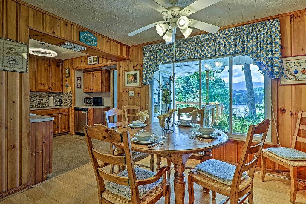 Ganze Wohnung, Serene Lake Junaluska Gem: Deck & Mountain Views in Lake Junaluska, Cataloochee Valley