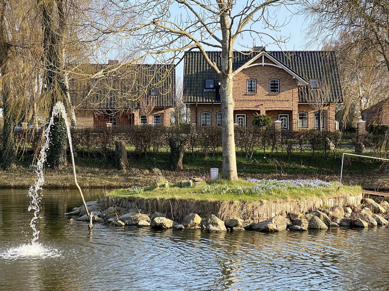 Ferienhaus 'Haus Am Dorfteich A E-Laden Möglich' mit privater Terrasse, Gemeinschaftsgarten und Wlan in Westfehmarn, Fehmarn