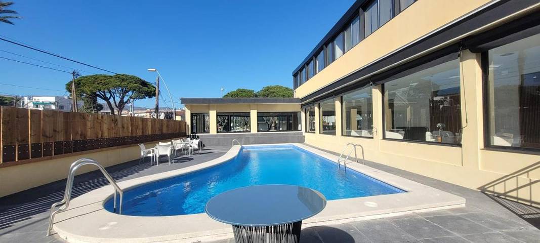 Hôtel pour 3 personnes, avec terrasse et piscine