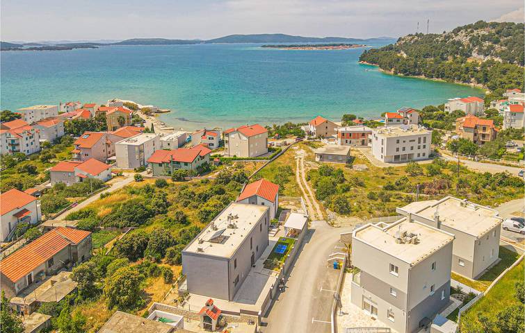Location de vacances pour 8 personnes, avec terrasse et piscine à Zaboric - 4