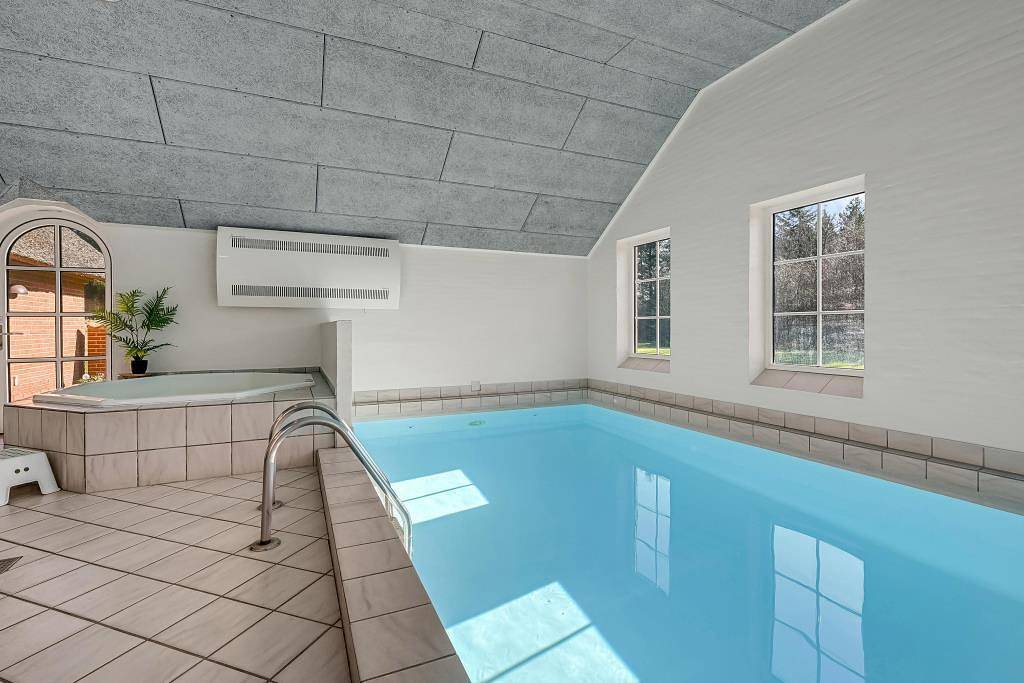 Quietly located pool house for 8 people on the Danish west coast in Vester Husby, Husby