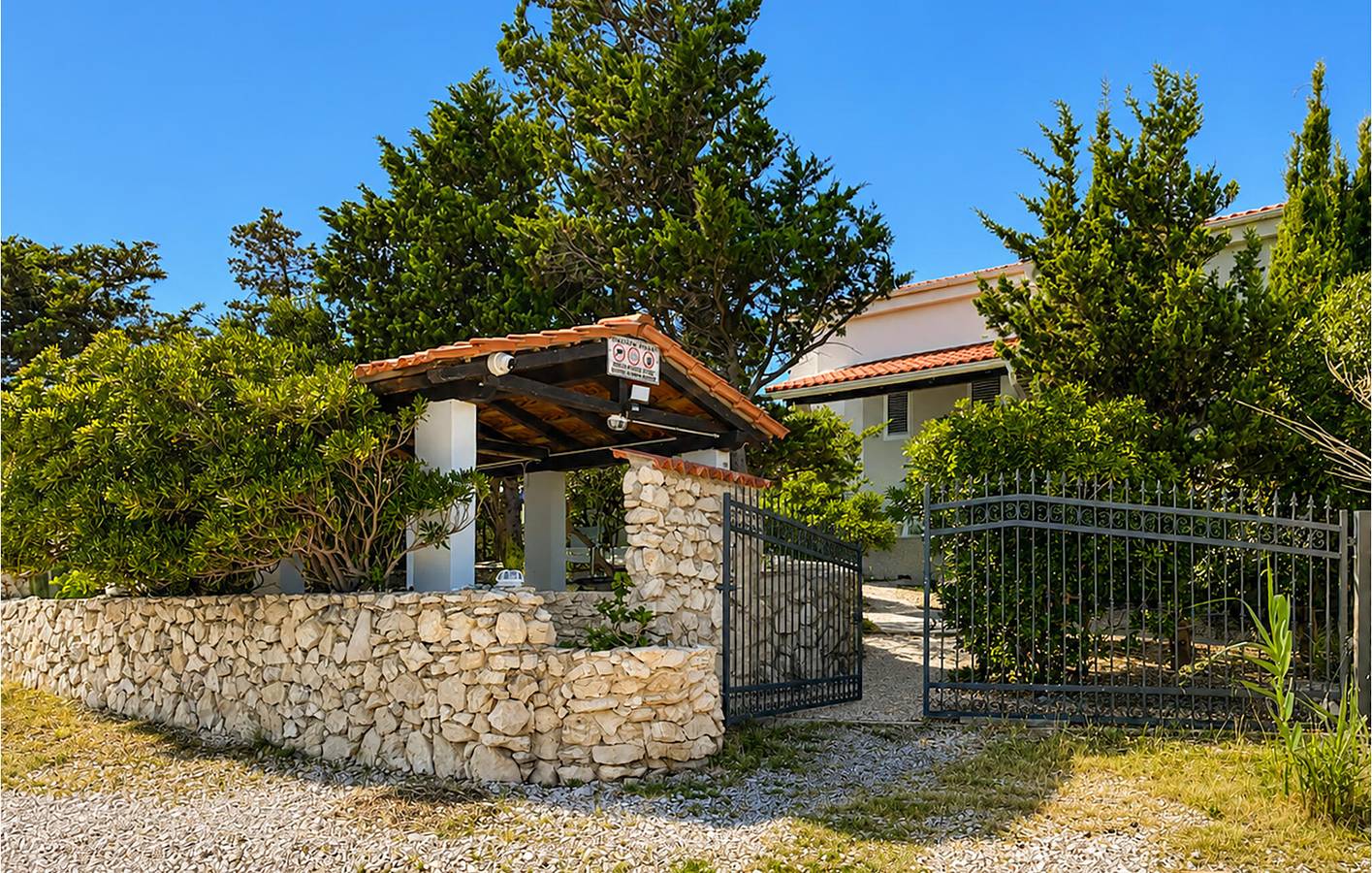 Ganze Ferienwohnung, Gemütliche 1-Zimmer-Wohnung mit WLAN, Küche und Parkplatz, 800 m vom Strand entfernt in Pag