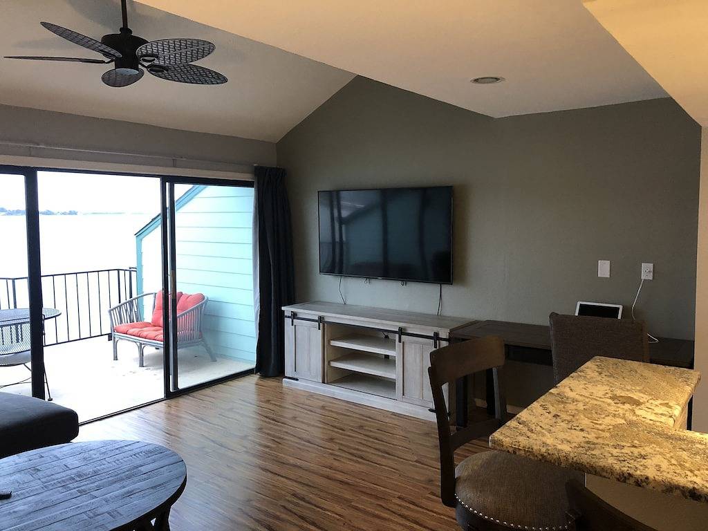 Ganze Wohnung, Frisch renoviert! Fischen, Trinken, Feiern, Auf dem Balkon über dem Wasser! in Lake Conroe