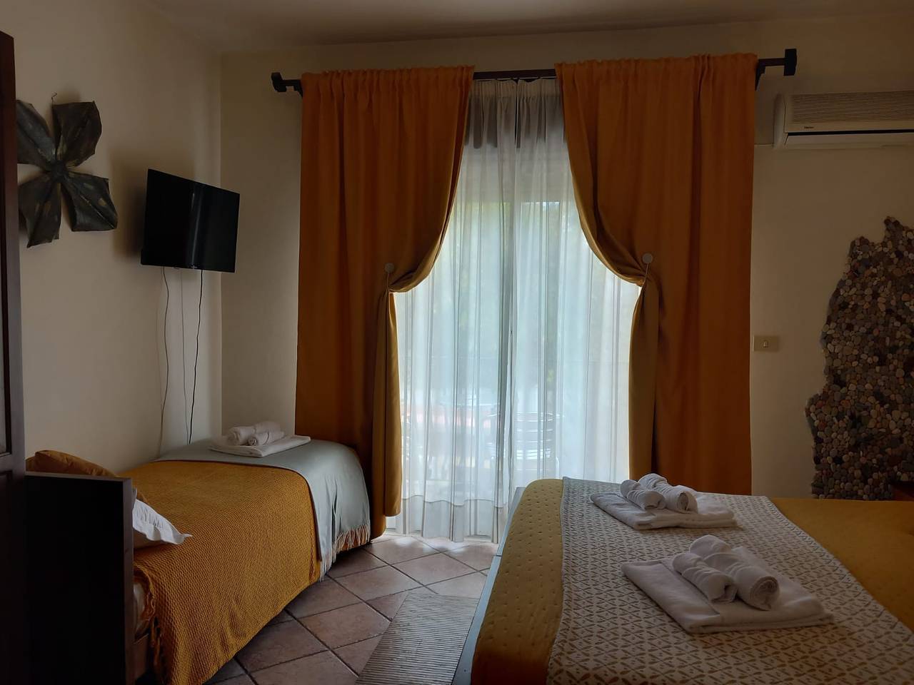 Sole Mare Giardini Naxos Chambre 'Family Con Vista' avec balcon, Wi-Fi et climatisation in Giardini-Naxos, Province de Messina