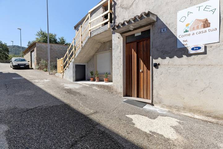 Room Da Tea - Chambres avec salle de bain partagée, vue montagne, Wi-Fi et climatisation in Olzai, Province de Nuoro