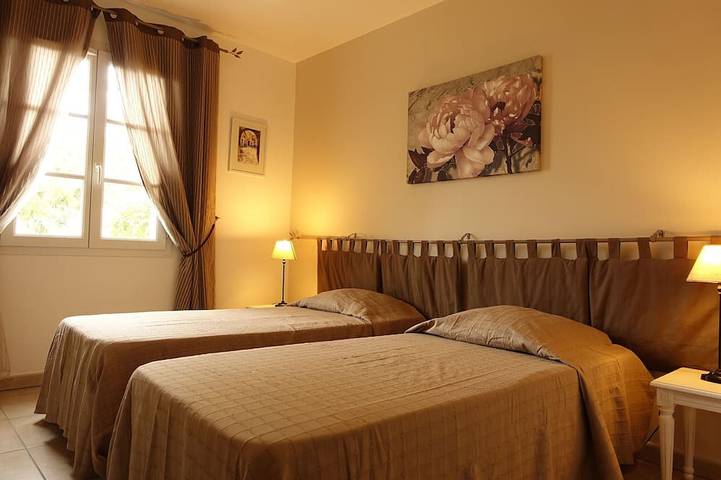 Beautiful luxury villa, air-conditioned and heated swimming pool in Mallemort, Arles region