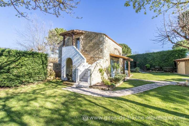 Chambre d’hôte pour 2 personnes, avec jardin ainsi que terrasse et piscine à Saint-Sornin