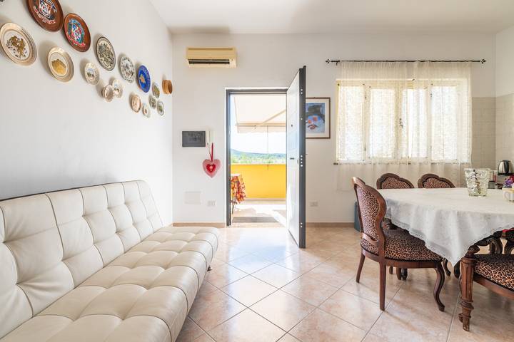 Casa vacanze 'Domus Luna' con vista lago, terrazza e aria condizionata in Giba, Sulcis Iglesiente