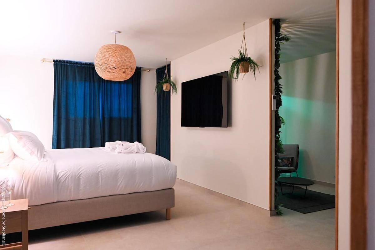 Appartement entier, Loveroom Emeraude Spa Détente - Suite Balnéo & Sauna in Gémenos, Côte méditerranéenne (France)