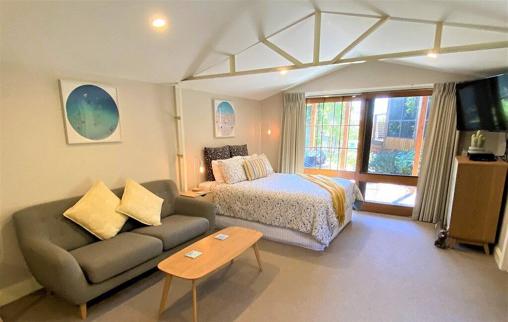 The Cosy Bungalow - very private, romantic haven. in Portarlington, Bellarine