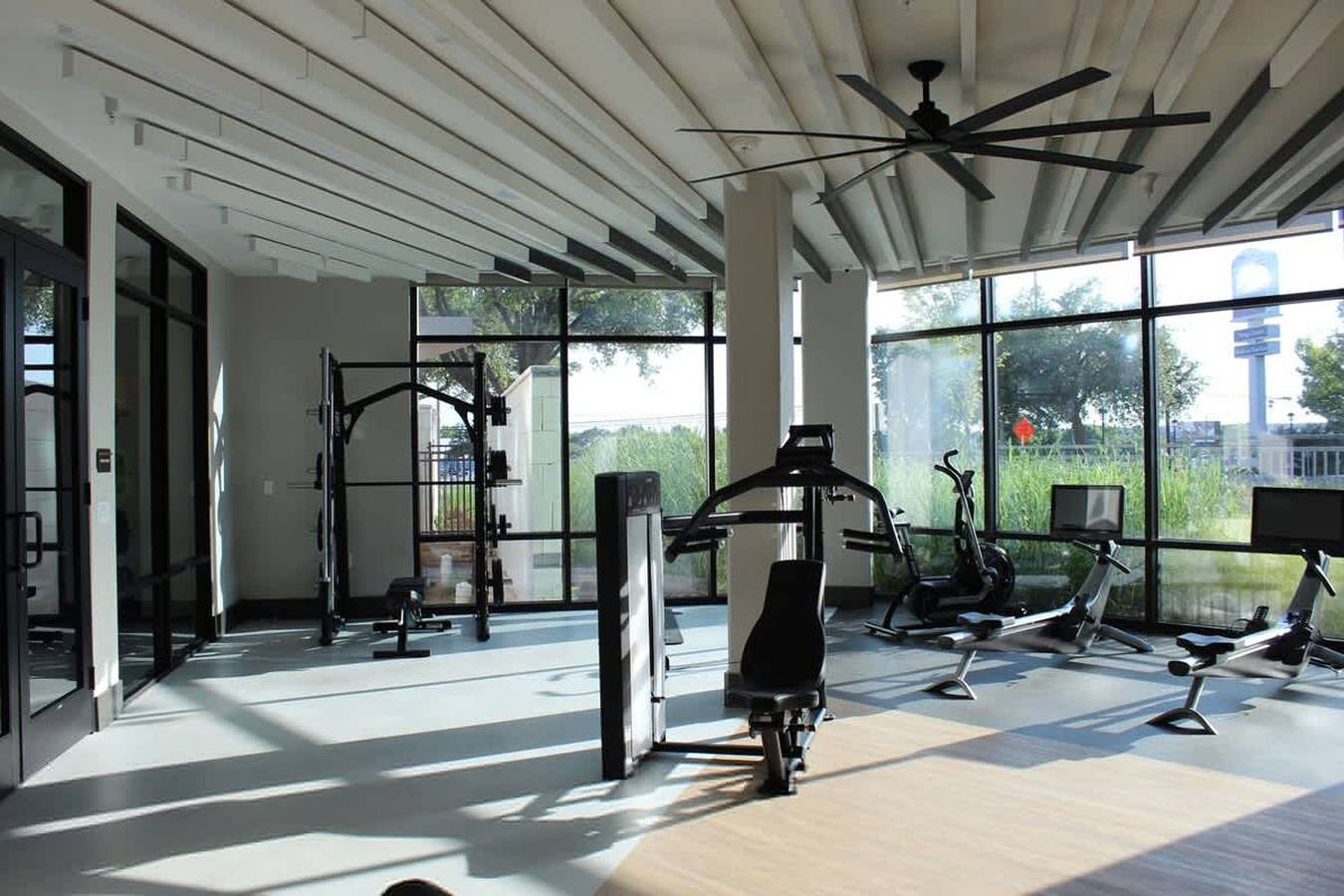 Apartamento entero, 12 Min to Downtown   Pool  Balcony   Free Parking in Austin, Condado de Travis