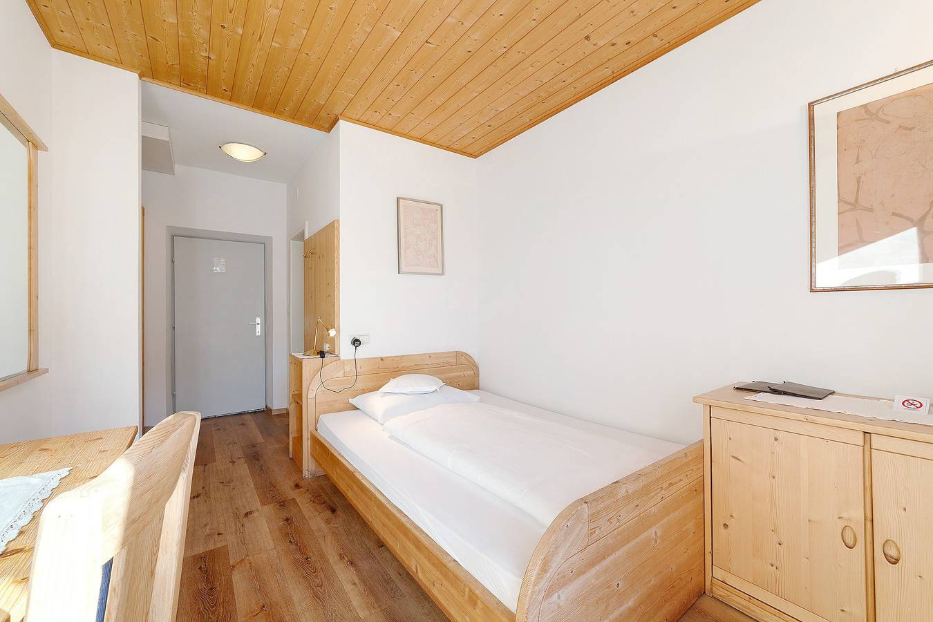 Gasthof Kirchsteiger 'Zimmer 3' with Lake View, Shared Terrace and Wi-Fi in Santa Valburga d'Ultimo, Ulten