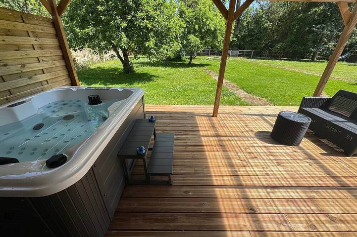 Location de vacances pour 4 personnes, avec piscine ainsi que jacuzzi et balcon à Crécy-sur-Serre