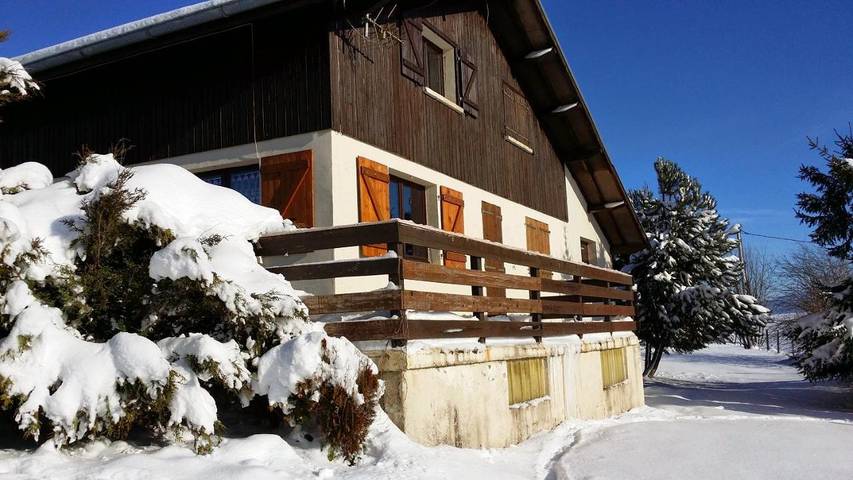 Gîte pour 6 personnes, avec Balcon et Terrasse ainsi que Jardin et Vue dans Mouthe