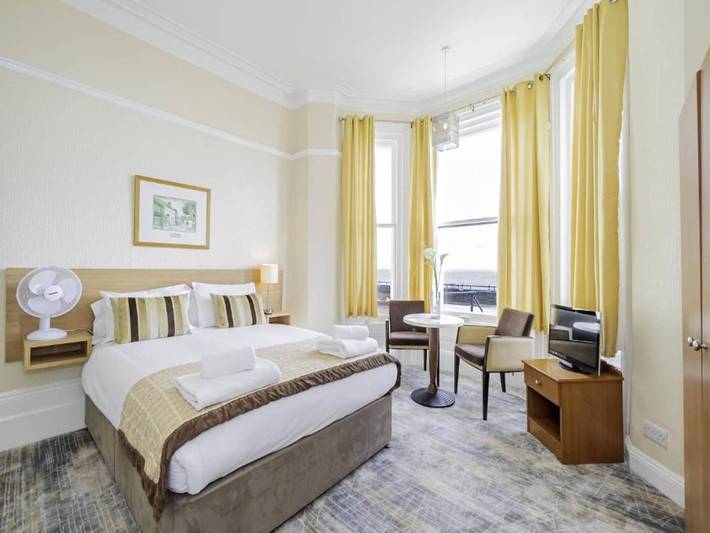 Entire apartment, Standard Twin Room in Eastbourne, East Sussex