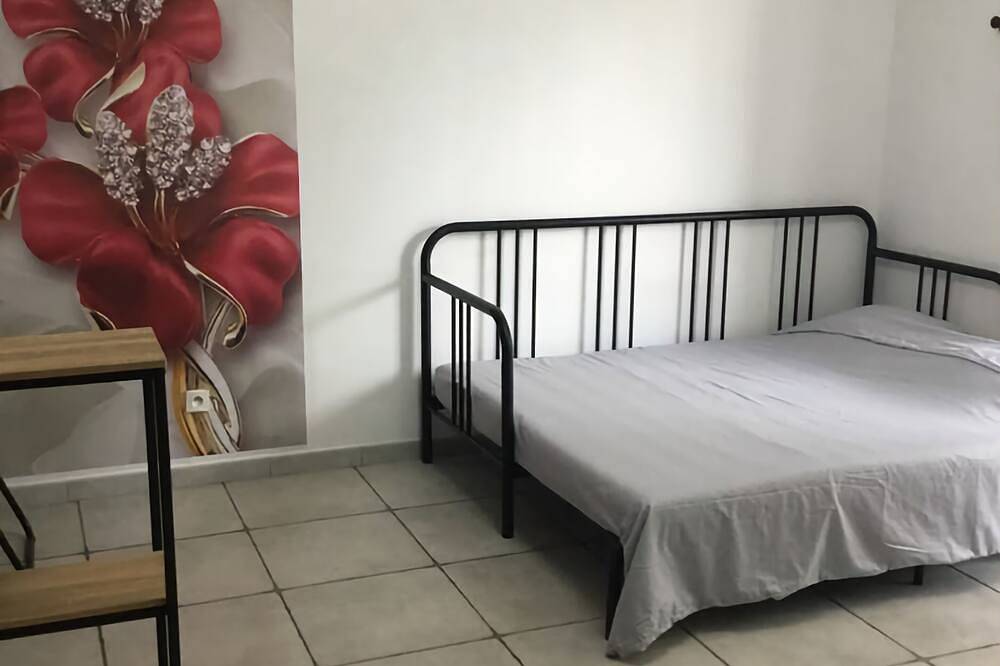 Entire apartment, Charming T2 30 m2 ground floor + parking. Close to town center and all amenities in Chambéry region