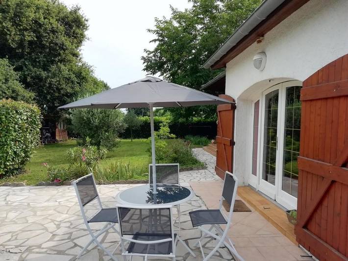 Gîte pour 2 personnes, avec jardin ainsi que vue et piscine à Seyresse