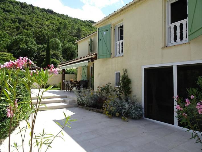 Location de vacances pour 9 personnes, avec piscine ainsi que vue et jardin à La Tour-sur-Orb - 3