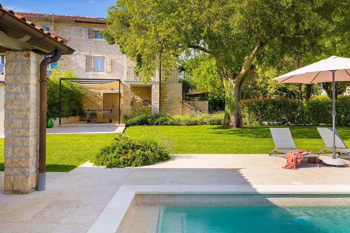 Ferienhaus für 4 Personen, mit Balkon/Terrasse und Garten sowie Pool in Sinožići