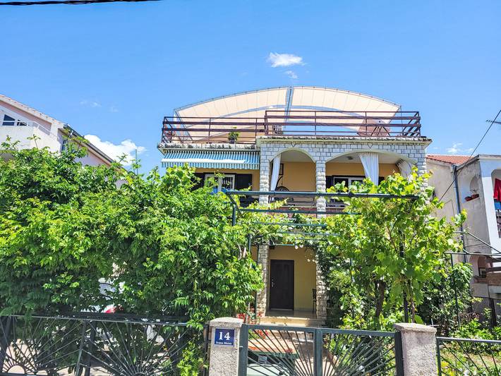 Ferienwohnung für 5 Personen, mit Terrasse und Garten in Turanj