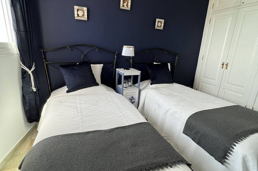 Hel lejlighed, Attic apartment with its own roof terrace and sea layer in Torrox Costa, Torrox