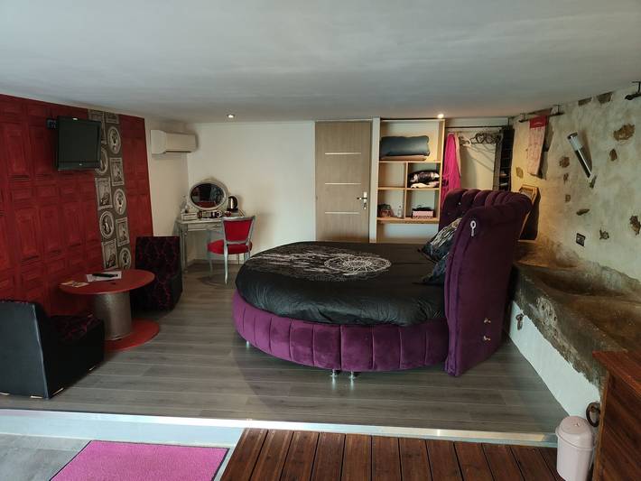 Chambre d’hôte pour 2 personnes, avec jardin ainsi que jacuzzi et sauna, animaux acceptés à Ars-les-Favets