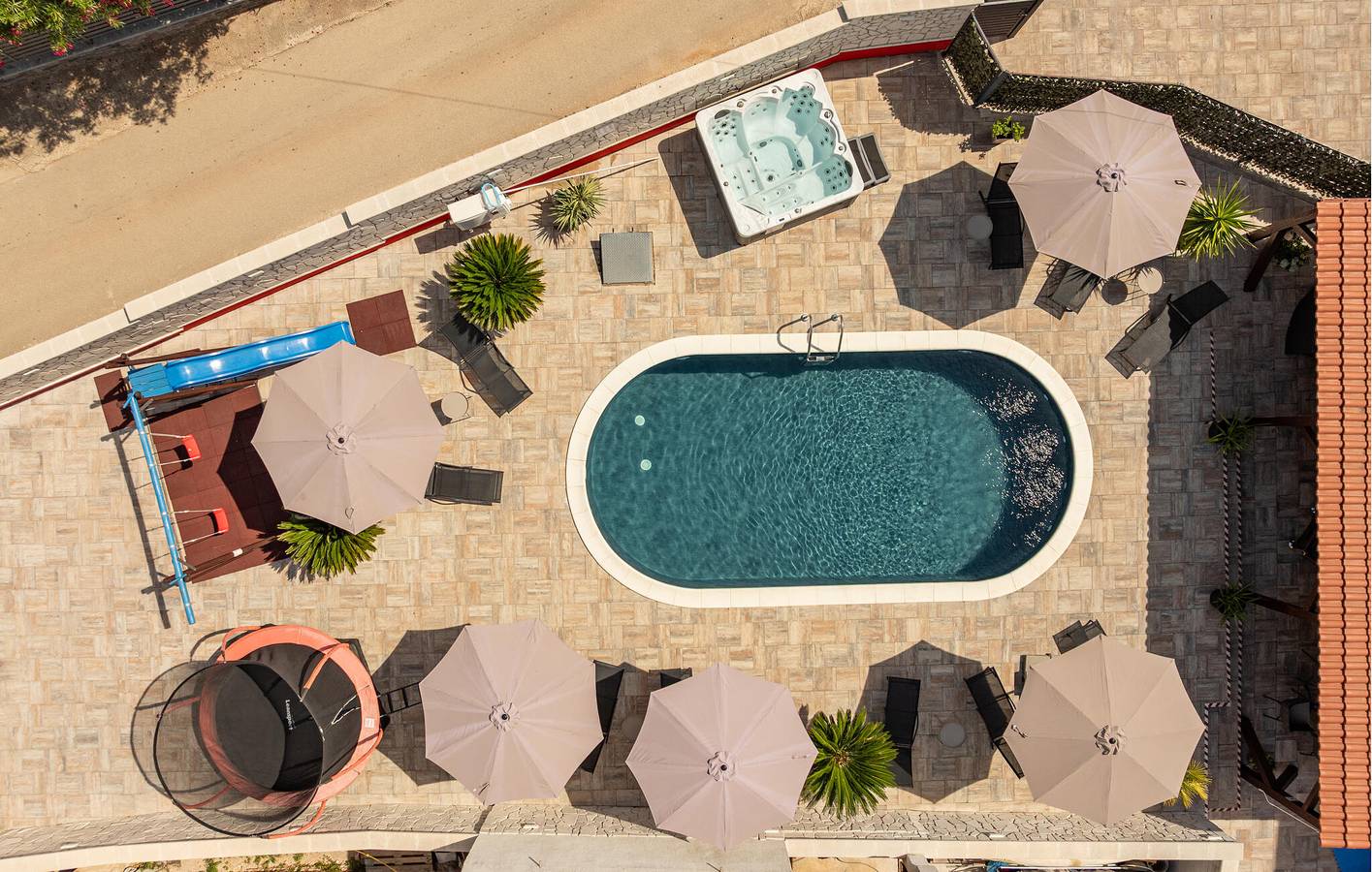 Toevluchtsoord aan zee: appartement met 2 slaapkamers, zwembad en terras, op 600 m van het strand in Općina Sveti Filip i Jakov, Zadar